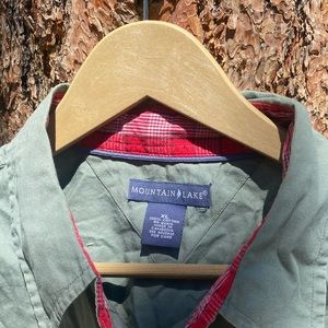 Mountain lake Crop top button down